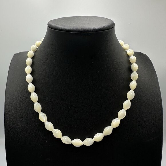 Vintage Mother of Pearl Beaded Necklace Twist Oval Beads Barrel Clasp 14.5 Inch - Picture 2 of 8